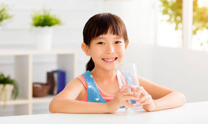 trẻ uống nước đủ tốt cho sức khỏe