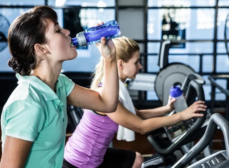Có nên uống nước khi tập thể dục?